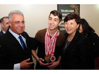 Prof. Dr. Çaha Başarılı Sporcuları Ödüllendirdi