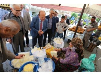 Başkan Özakcan’a Pazar Ziyaretinde Yoğun İlgi
