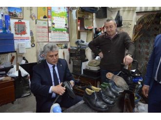 Ak Parti Trabzon Milletvekili Adayı Günnar, Tezgaha Geçerek Ayakkabı Tamir Etti