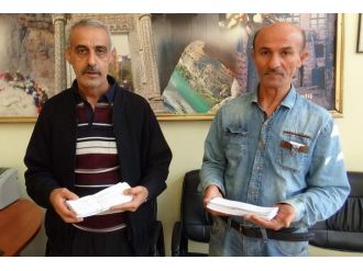 Kapı Kapı Gezerek Seçmen Kağıtlarını Dağıtıyor