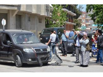 Otomobil İle Kamyonet Çarpıştı: 4 Yaralı