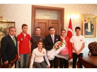 Genç Milli Sporculardan Vali Topaca’ya Ziyaret