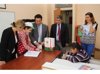 Görme Engelli Öğrencilere Dergi Ve Kitap Dağıtıldı