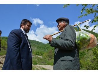 Durmuş Yalçın, Köylülerin Dertlerini Dinledi