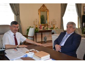 İl Seçim Kurulu Başkanı Ramazan Uçak Vali Bektaş’ı Ziyaret Etti