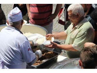 Edirne Vakıflar Bölge Müdürlüğü’nden Etli Pilav Ve Ayran İkramı