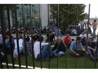 Otomobil Devinde İşçilerin Eylemi Sürüyor