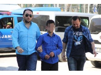 Kızlara Teşhirde Bulunan Genç Yakalandı