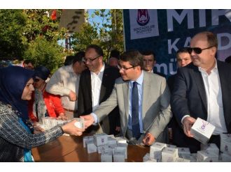 Başkan Çelik Kandil Simidi Dağıttı