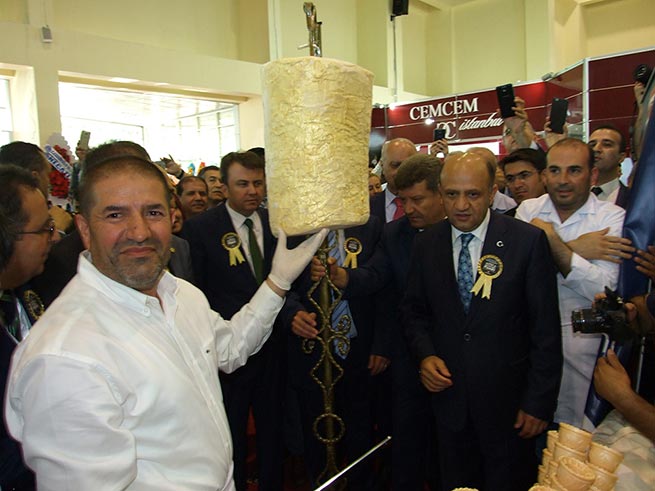 Bakan Işık, Altın Dondurma Kesti