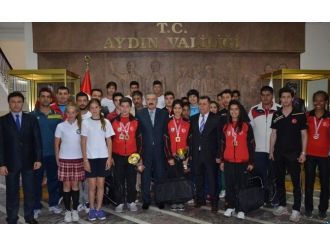 Başarılı Sporcular Aydın Valiliği’ne Çıkartma Yaptı