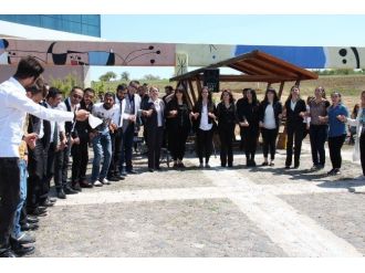 Rektör Ve Öğrenciler 400 Fidanı Toprakla Buluşturdu
