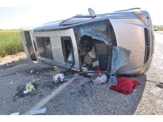 Tekeri Patlayan Minibüs Takla Attı: 12 Yaralı