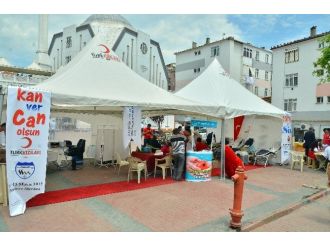Derince’de Kan Verene Bedava Tıraş Sürprizi