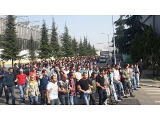 Üretime Ara Verilen Tofaş Ve Renault İşçileri Fabrika Önünde Sabahladı