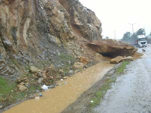 Yola Düşen Kaya Trafiği Aksattı