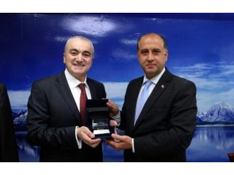 Vali Çomaktekin’den Orman İşletme Müdürü Kotil’e Başarı Belgesi