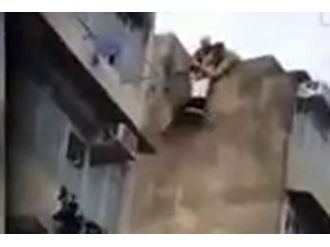 İntihar Etmek İsteyen Kadını Havada Yakaladı