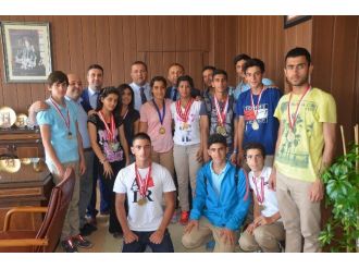 Mersinli Öğrenciler Atletizm Yarışmasında Türkiye Birincisi Oldu
