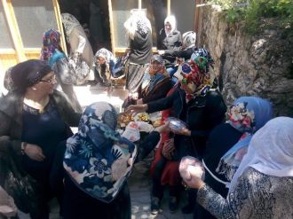 Ak Parti’li Hanımlar Seyyid Nureddin Efendi’nin Kabrini Ziyaret Etti