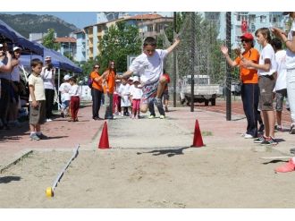 Gaziemir’de Minikler Atletizm Şenliğinde Ter Döktü