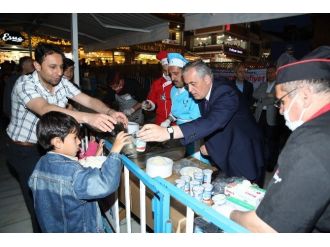 Başkan Aydın Miraç Kandili’nde Pilav Dağıttı