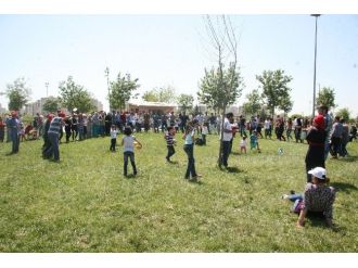Diyarbakır’da Bes Öncülüğünde Kahvaltı Ve Uçurtma Şenliği