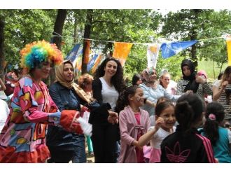 Ak Parti Milletvekili Adaylarından Piknik Yapan Engellilere Sürpriz Ziyaret