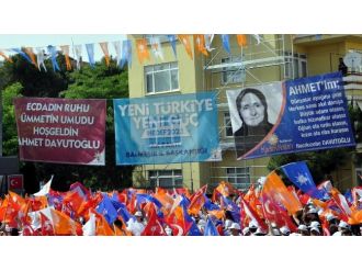 Başbakan Davutoğlu’na Pankartlarla Karşılama