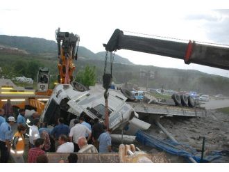 Devrilen Tır’da Can Pazarı
