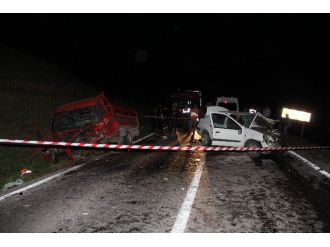 Otomobil Ve Kamyonet Çarpıştı: 1 Ölü, 3 Yaralı