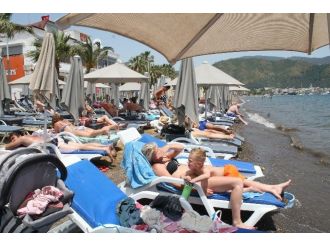 Marmaris’te Sıcak Hava Sahilleri Doldurdu