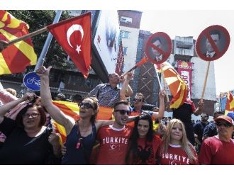 Hükümeti Protesto Ettiler