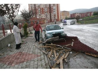 Yozgat’ta Şiddetli Rüzgar Çatıları Uçurdu
