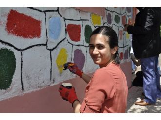 Öğretmenler Okul Boyuyor