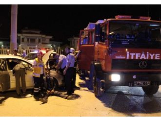 Lüks Cip Kavşakta Bekleyen Otomobile Çarptı: 4 Yaralı