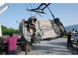 Otomobille Kamyonet Kavaşta Çarpıştı: 2 Yaralı