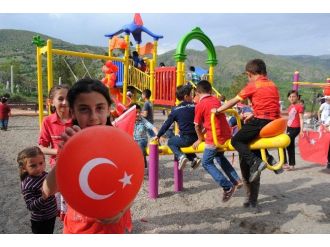 Köylü Çocukların Park Sevinci