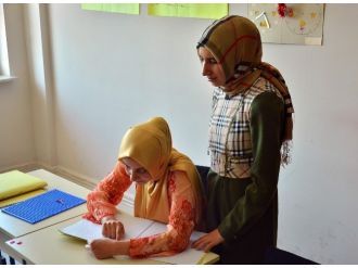 (Özel Haber) Görme Engelli Öğrencileri İçin Kabartma Yazı Öğreniyorlar