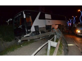 Otobüs İle Otomobil Kafa Kafaya Çarpıştı: 1 Ağır Yaralı