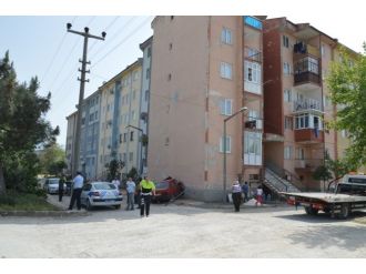 Yoldan Çıkan Otomobil Binayı Deldi