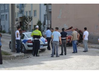 Yoldan Çıkan Otomobil Binaya Girdi