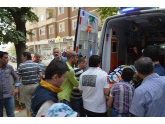 Geri Manevra Yapan Araç, Tekerlekli Sandalyeli Adama Çarptı