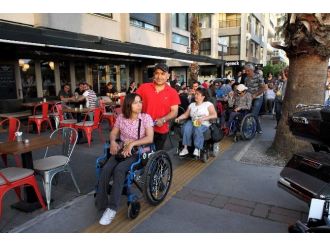 Karşıyaka’da Engelli Yollarını Kapatana Dikkat Çeken Not