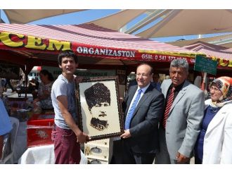 Başkan Özakcan’a Anlamlı Hediye