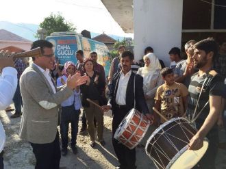 Ak Parti Adayı Uslu, Roman Mahallesinde Davul Zurnayla Karşılandı