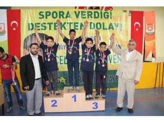 Şampiyon Güreşçiler Kupalarını Aldı