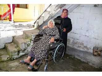 Şehitkamil Belediyesi’nden İki Engelliye Tekerlekli Sandalye