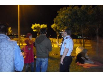 Parkta Kalan Suriyeli Aile Emniyete Teslim Edildi