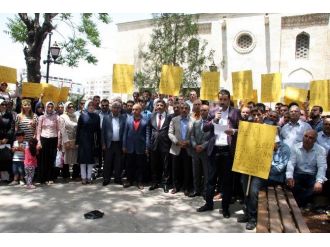 Ak Parti’lilerden Mursi’nin İdam Cezasına Karşı Protesto Eylemi